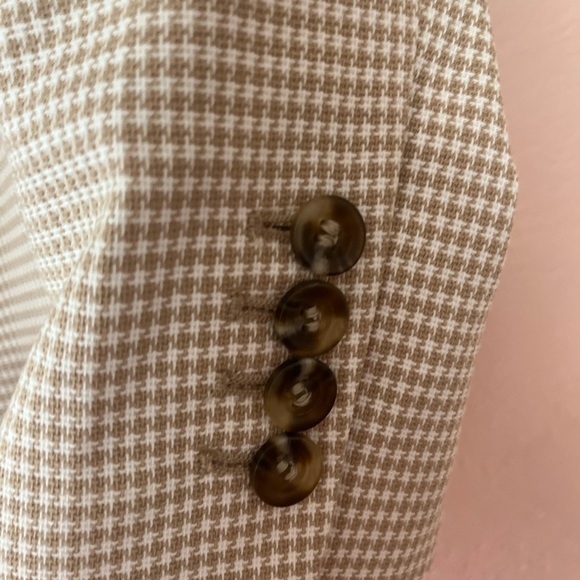 Ann Taylor beautiful Petite Blazer for Women. - Picture 2 of 16